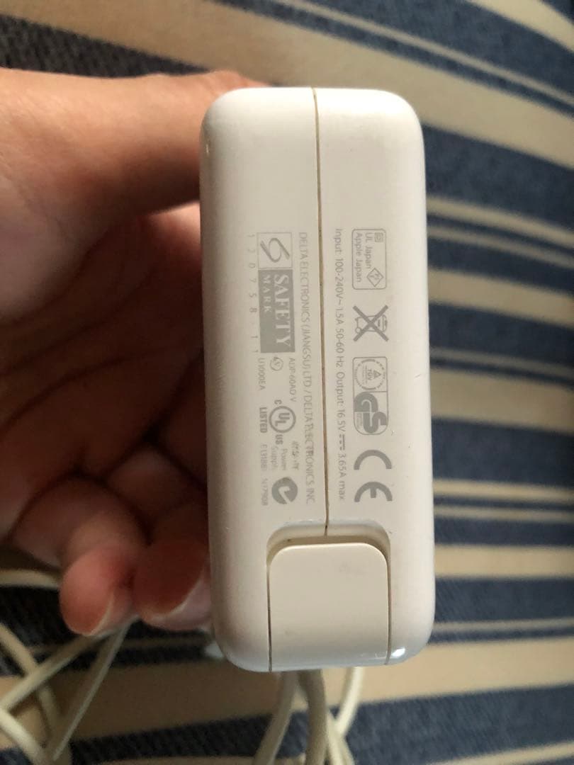 ②美品Apple 60W MagSafe 2電源アダプタ