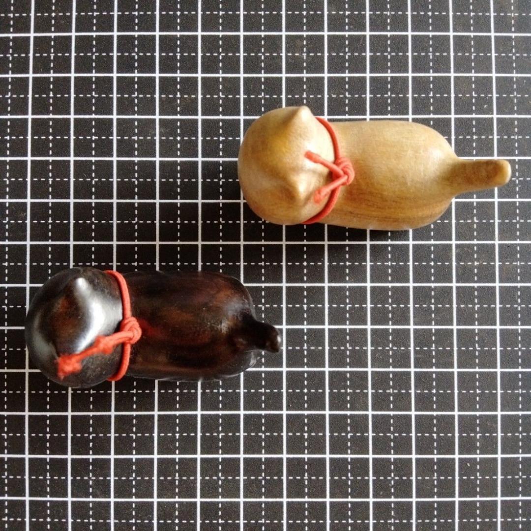 木製猫の置物 黒と茶色 2個セット