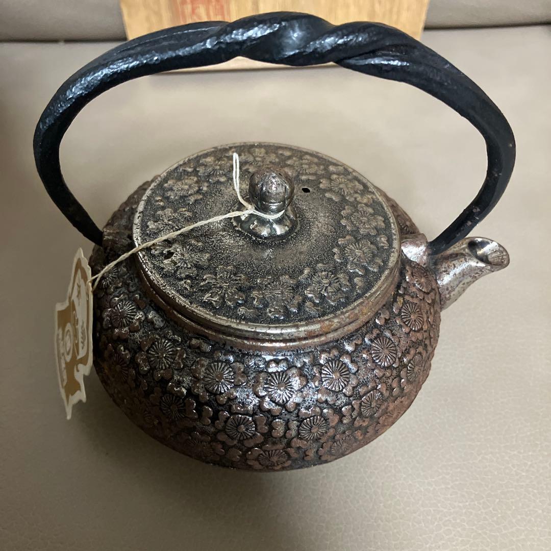 煎茶道具　南部鉄器　岩鋳造　清茂作 金桜文 　砂鉄急須瓶
