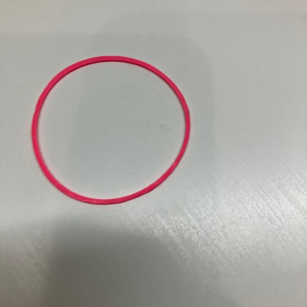 ピンクのゴム製円形ネックレス