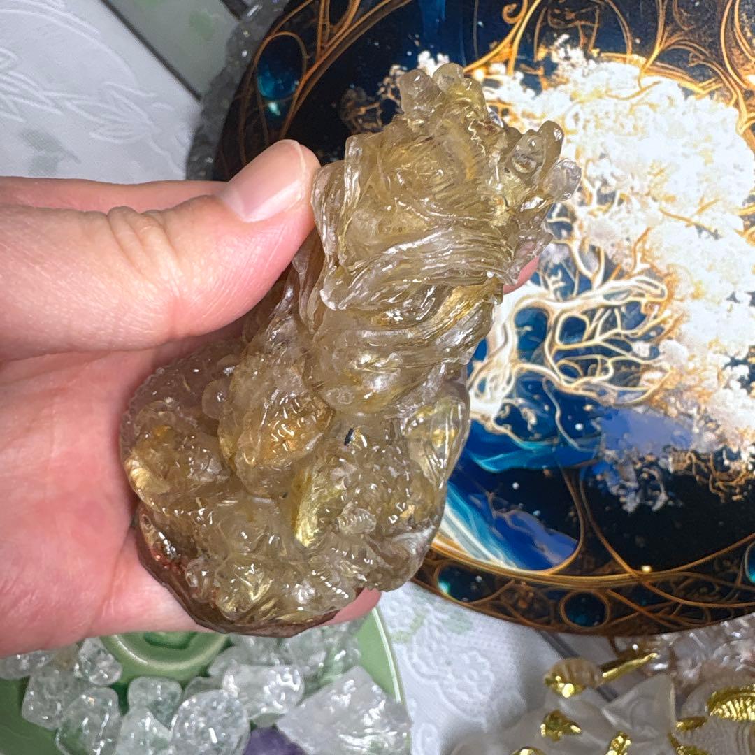 オルゴナイト 水晶玉を抱えた龍 ゴールドルチルクォーツ