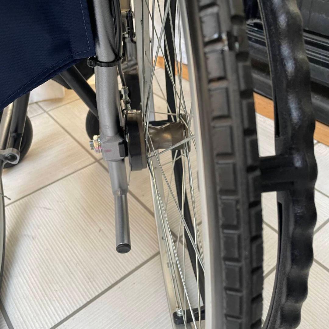 ♿️ 現行モデル 自走式 軽量 車椅子 便利な多機能ノーパンクタイヤ 取説工具付