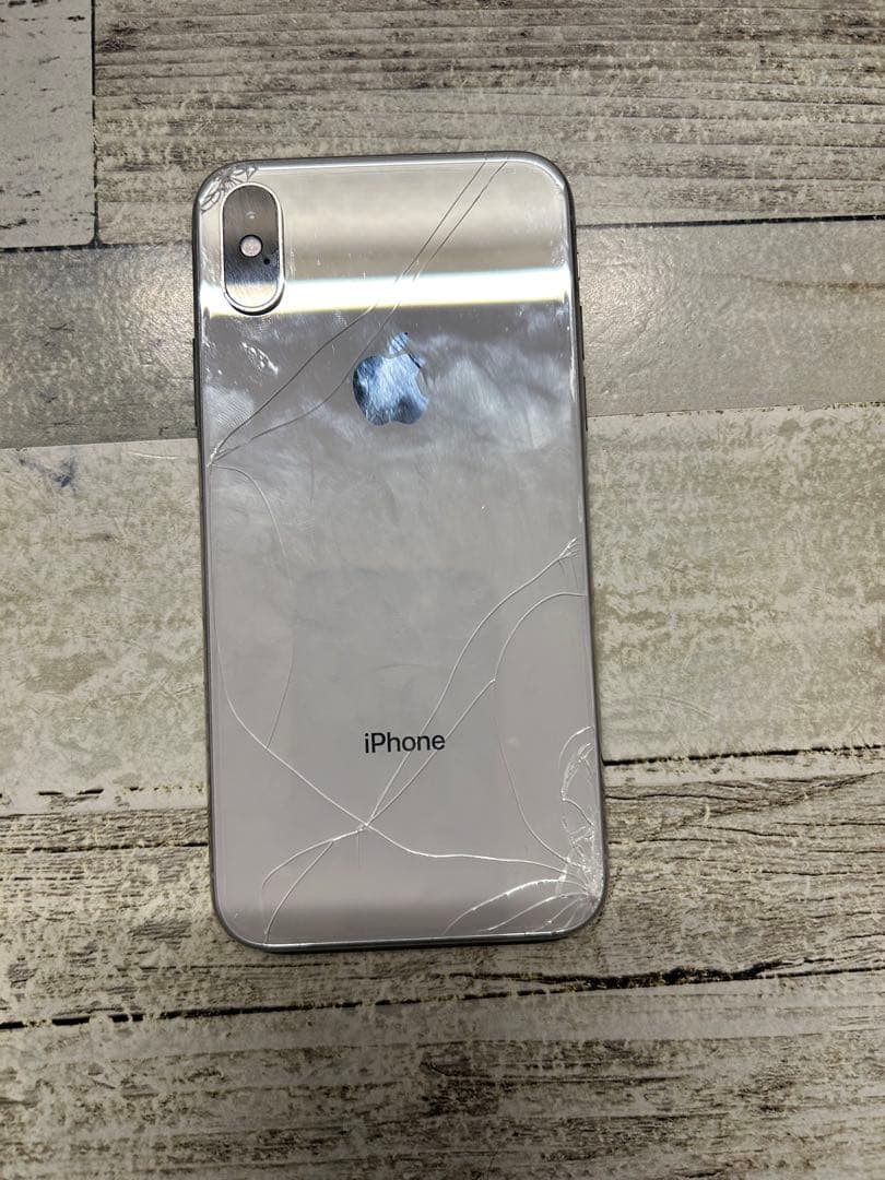 iPhone X S ホワイト　裏面割れてます。