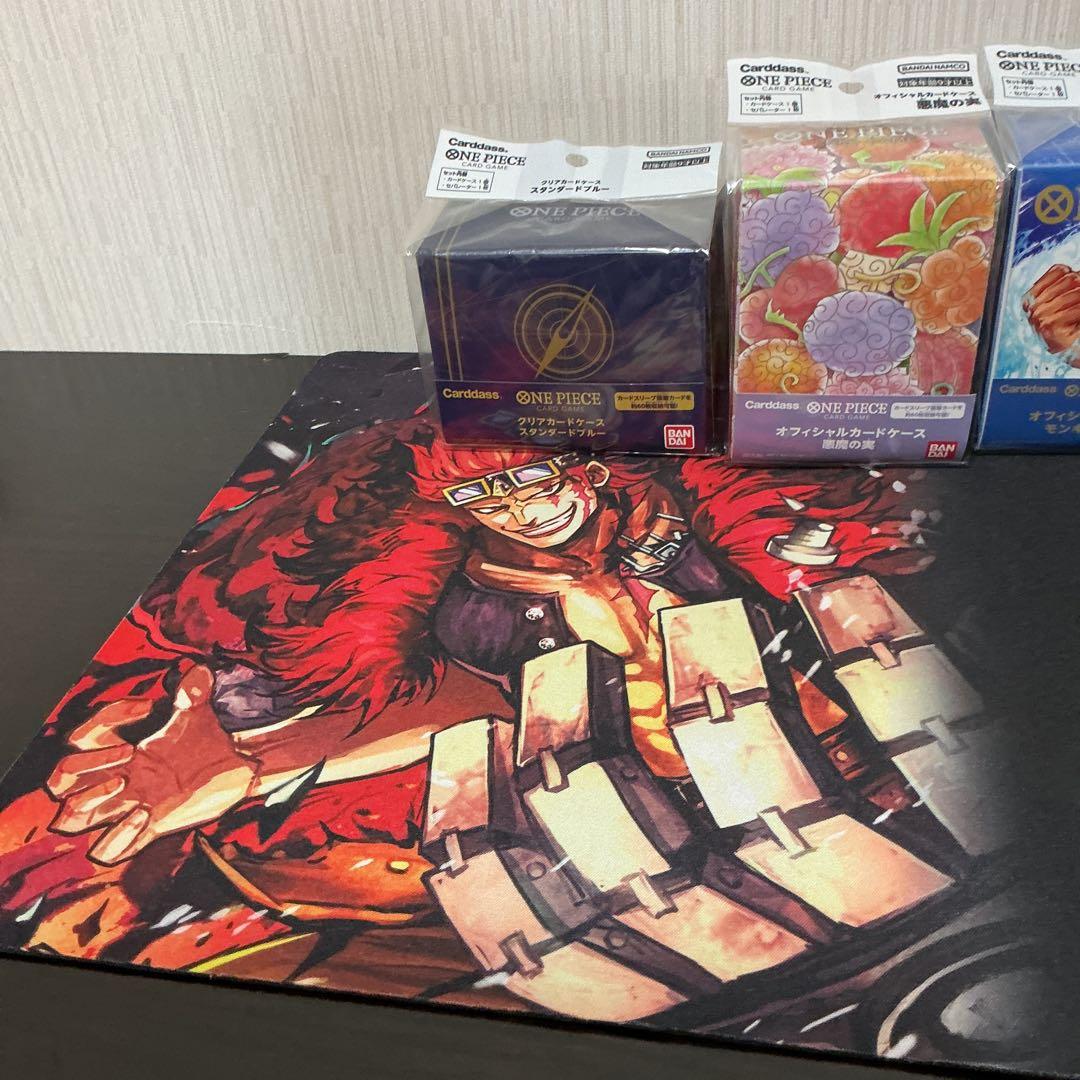 ONE PIECE オフィシャルカードケース　４個　と　プレイマット