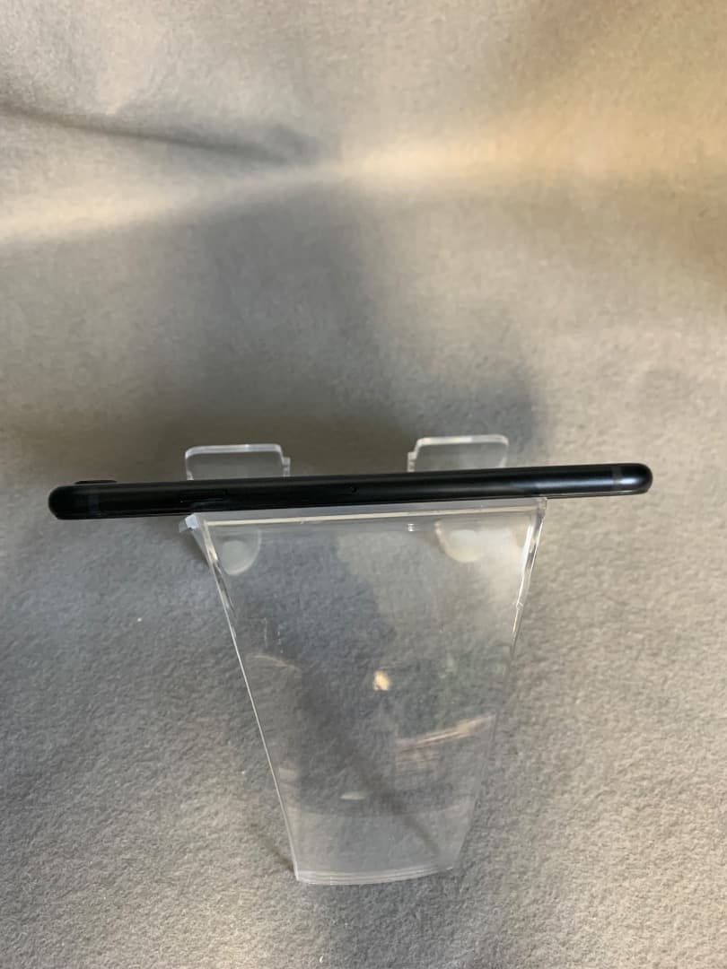 美品　国内版　SIMフリー　iPhoneSE 第三世代 64GB ミットライト色