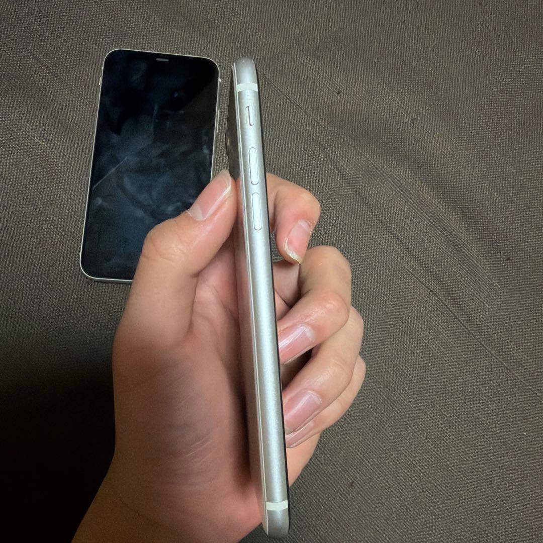 iPhoneSE 【第三世代】本体　容量...256GB & iPhone11
