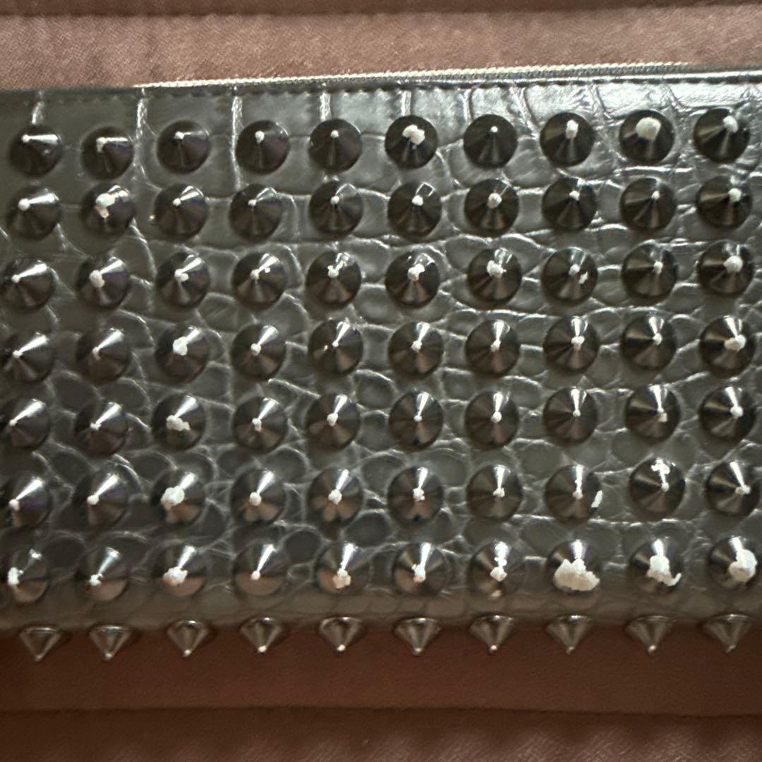 スタッズ付きグレー長財布