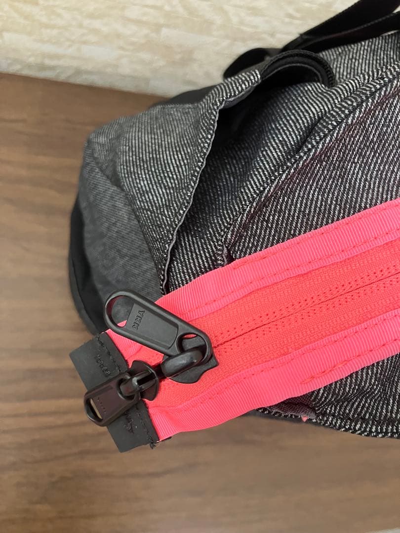 The North Face ボストンバッグ グレー/ピンク