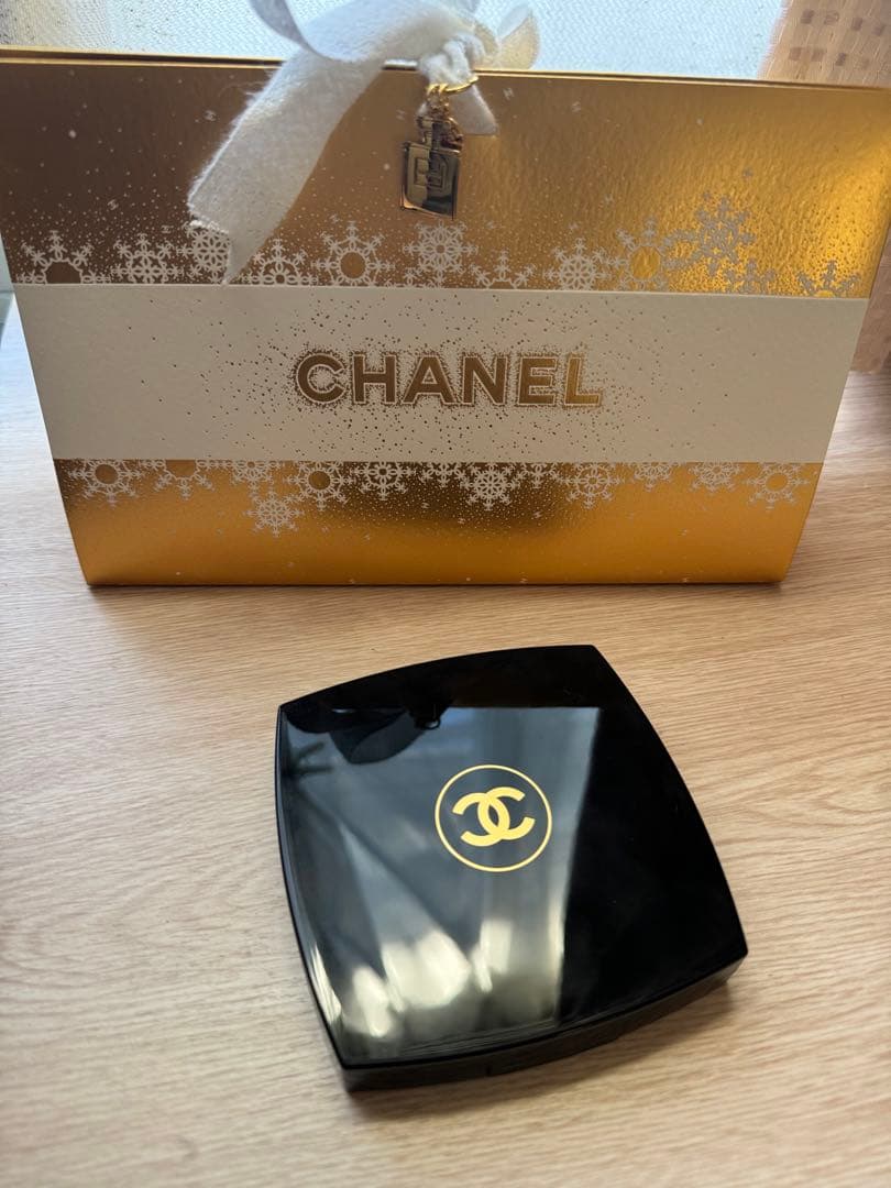 ホリデー限定　CHANEL ダイヤモンドダストドゥシャネルフェイスパウダー
