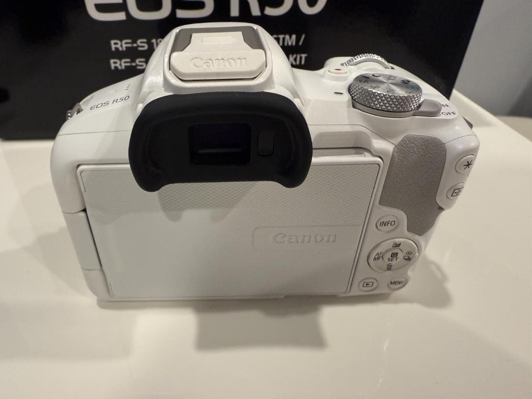 Canon キャノン EOS R50 本体＋フィルター＋レンズフード付き