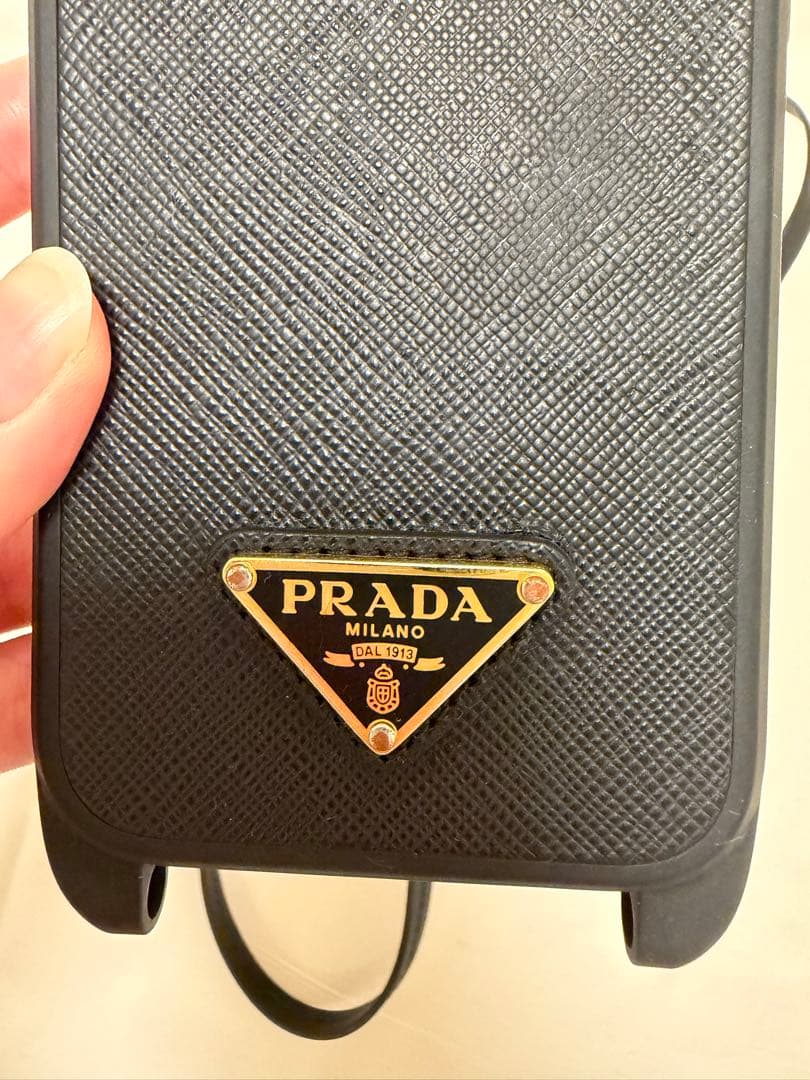 PRADA ブラック レザー iPhone15proケース ストラップ付