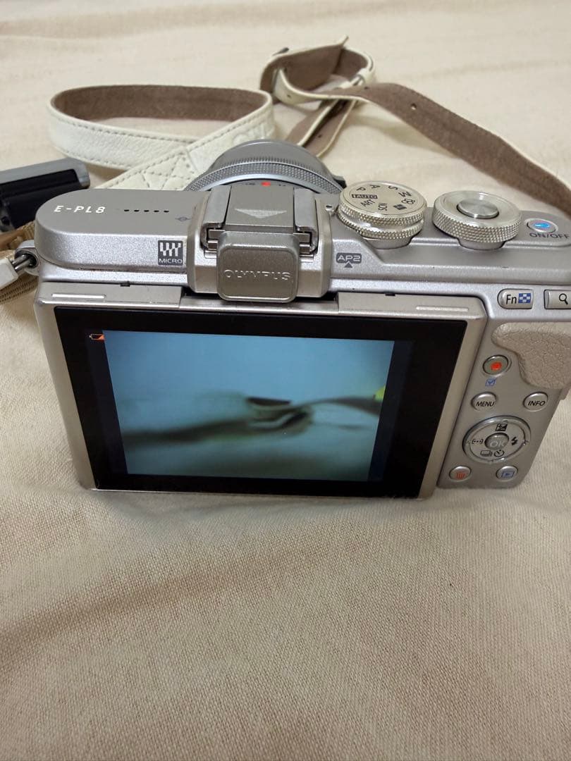 OLYMPUS PEN E-PL8 ホワイト レンズキット フラッシュ付