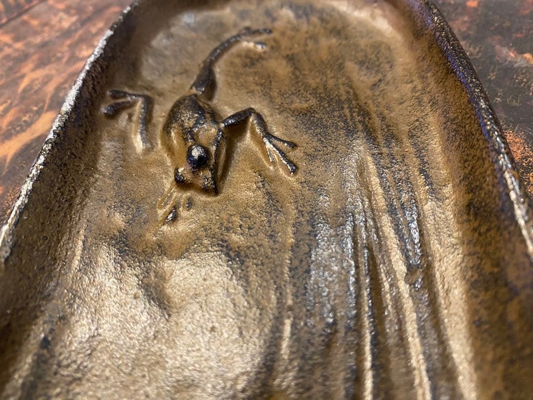 ヴィンテージ　美品・香皿(灰受け)・　清流とカエル・南部鉄器 22.5x8.5