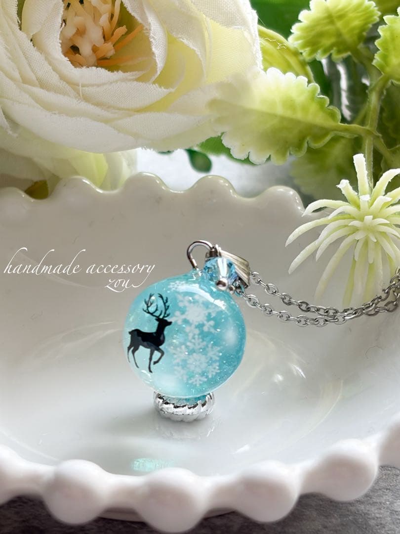 鹿と雪の結晶レジンネックレス