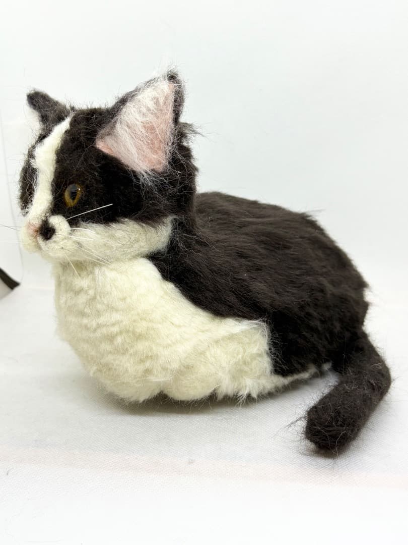 A猫 羊毛フェルトおててないないした黒白猫【ハンドメイド 猫