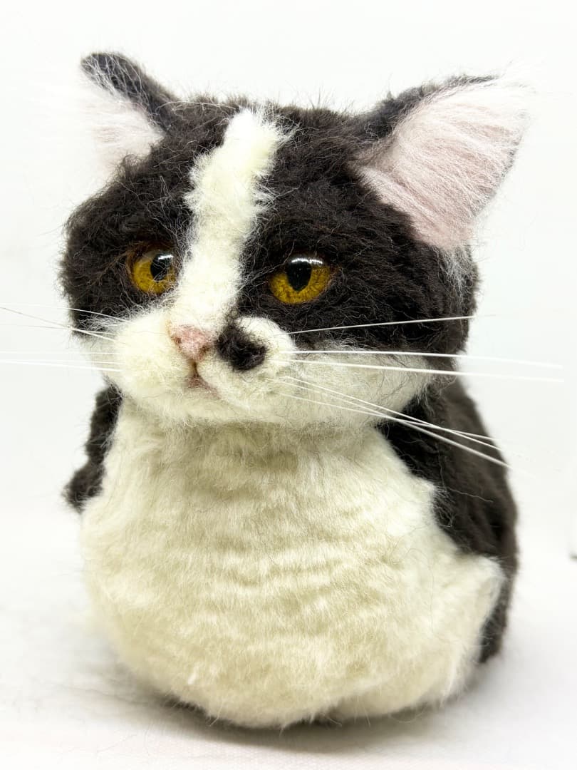 A猫 羊毛フェルトおててないないした黒白猫【ハンドメイド 猫