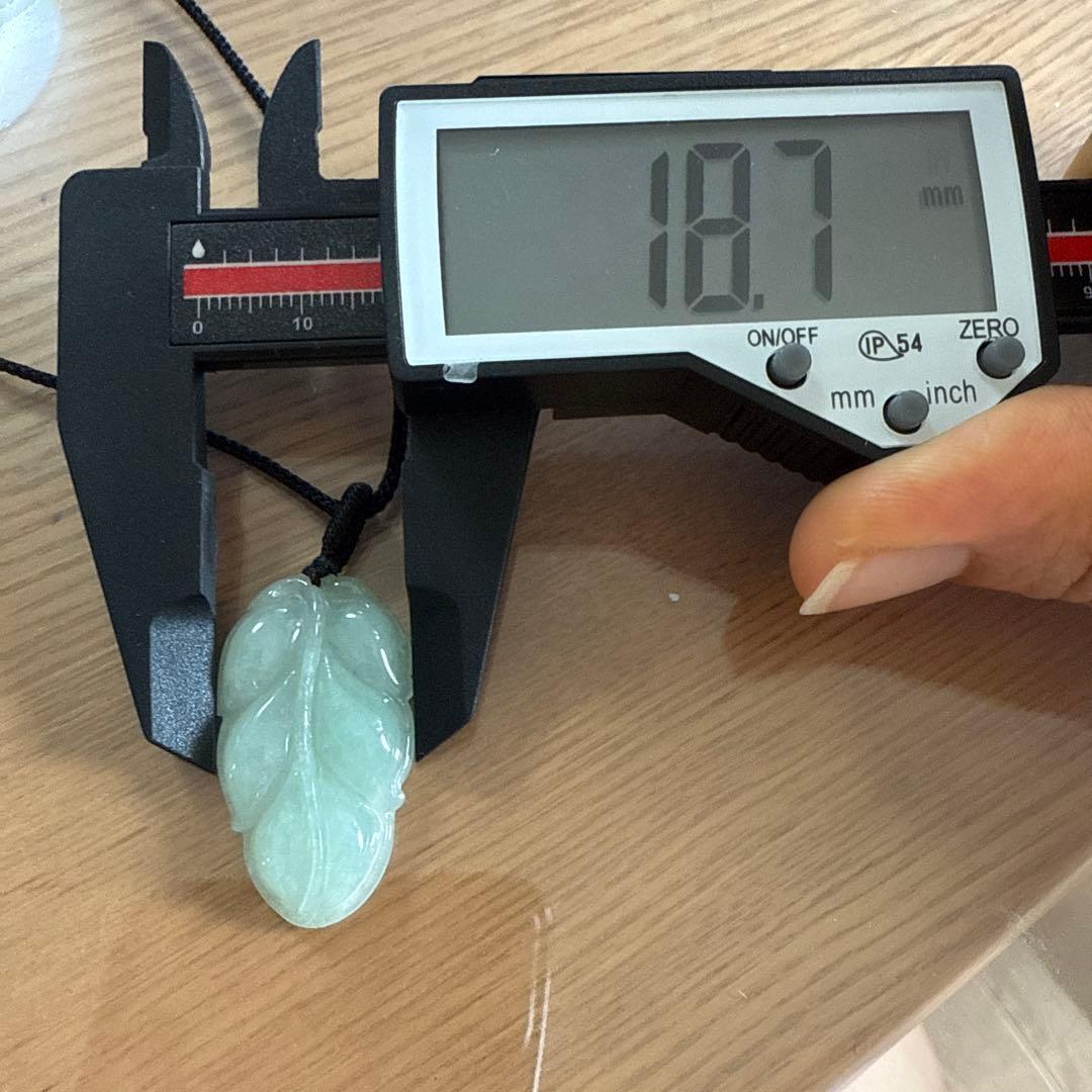 翡翠 葉っぱ型 ペンダント 2個