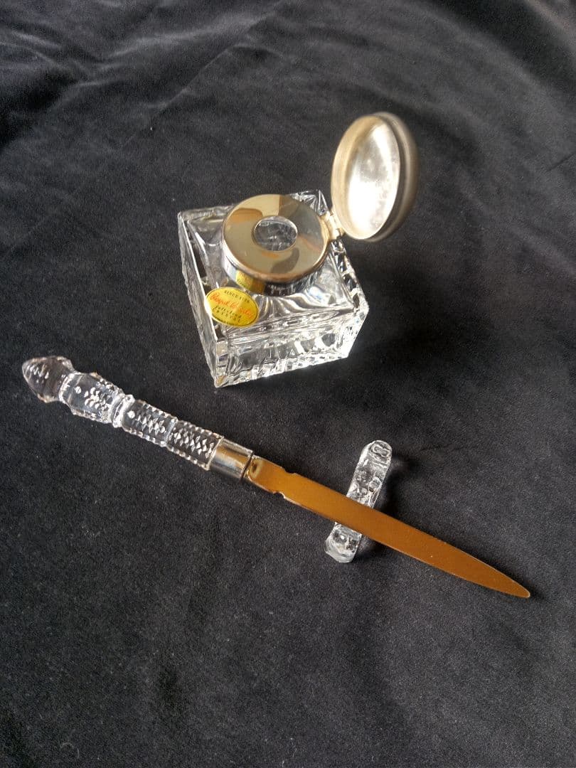 英国製のクリスタルガラス インク瓶とクリスタルペーパーカットナイフとホルダー