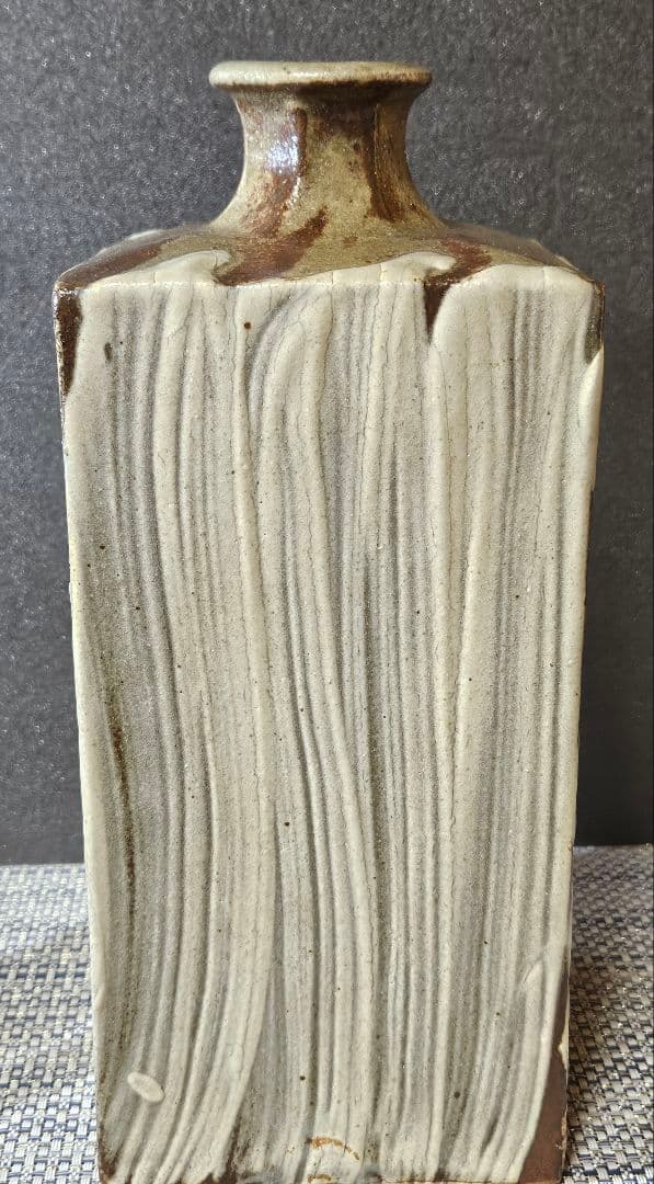 益子焼　現代作家　明 銘　刷毛目　渦巻き文角徳利　角瓶　花入れ　高さ23.0cm