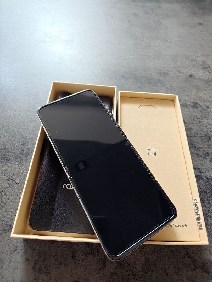 Motorola razr 40 バニラクリーム 256GB