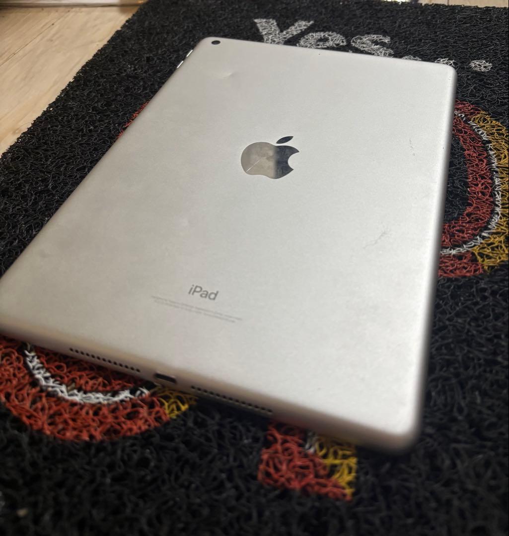 Apple iPad （第6世代）シルバー本体　128GB ※12000円で即決