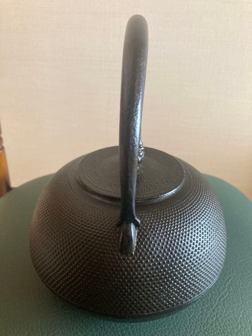 黒い鋳鉄製鉄瓶 網目模様