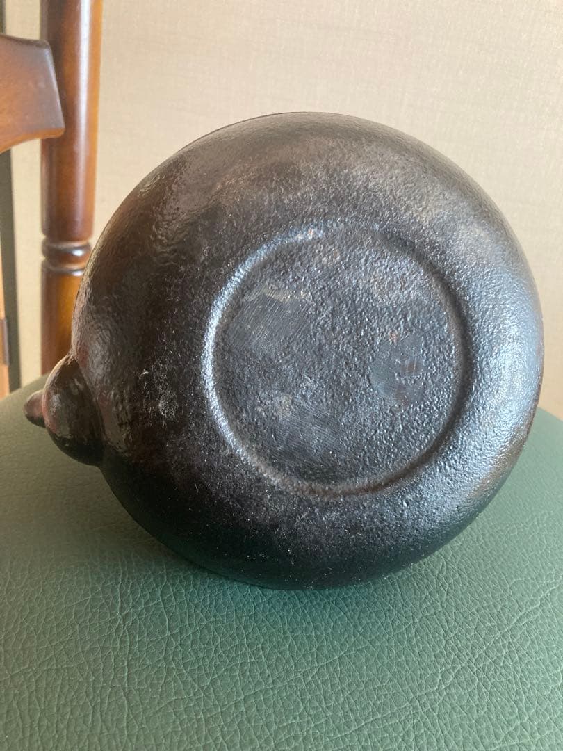 黒い鋳鉄製鉄瓶 網目模様