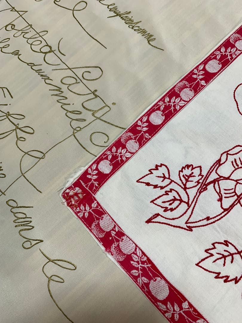 フランスアンティーク　赤い糸で教会と燕と女性が刺繍された布！リボンが可愛い！