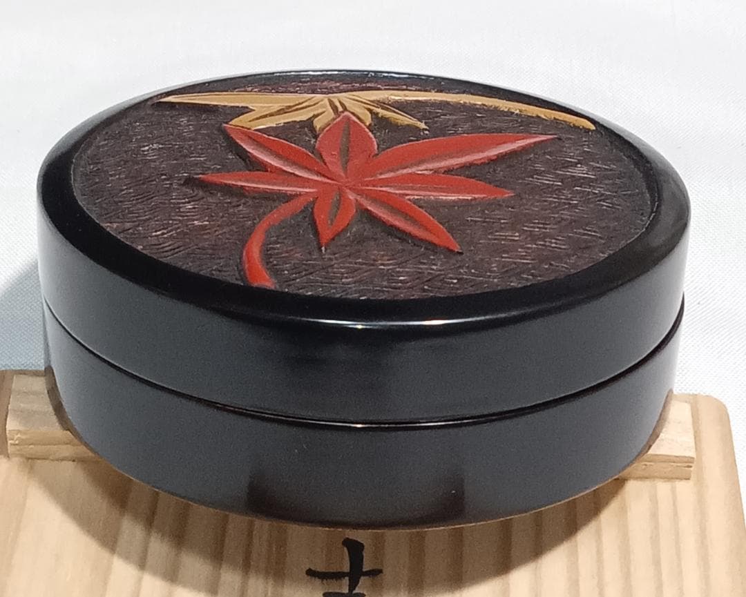 茶道具　伝統工芸讃岐漆芸　讃岐彫　彫漆師志正作　讃岐彫楓文香合　骨董！！