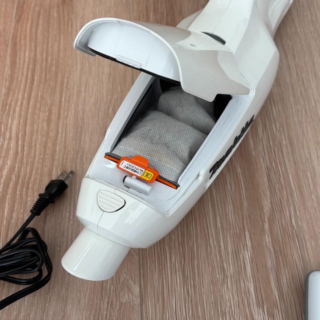 【早い者勝ち】マキタ 軽量コードレスクリーナー 抗菌紙パック付　掃除機　ハンディ