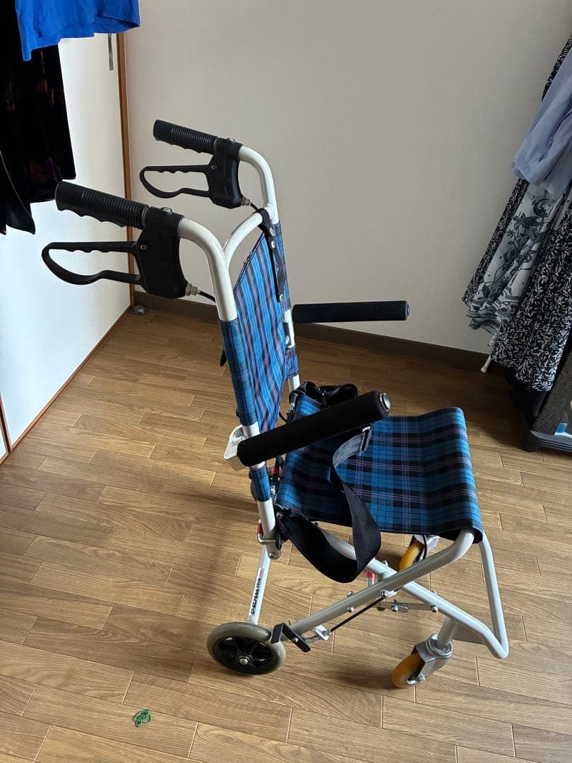 折りたたみ式シルバーカー 青と黒のチェック柄