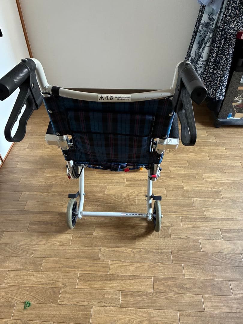 折りたたみ式シルバーカー 青と黒のチェック柄