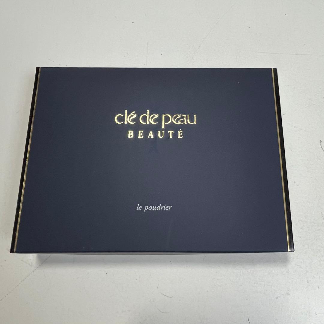 ◇M657【未使用】clé de peauファンデーションケース定価15000円