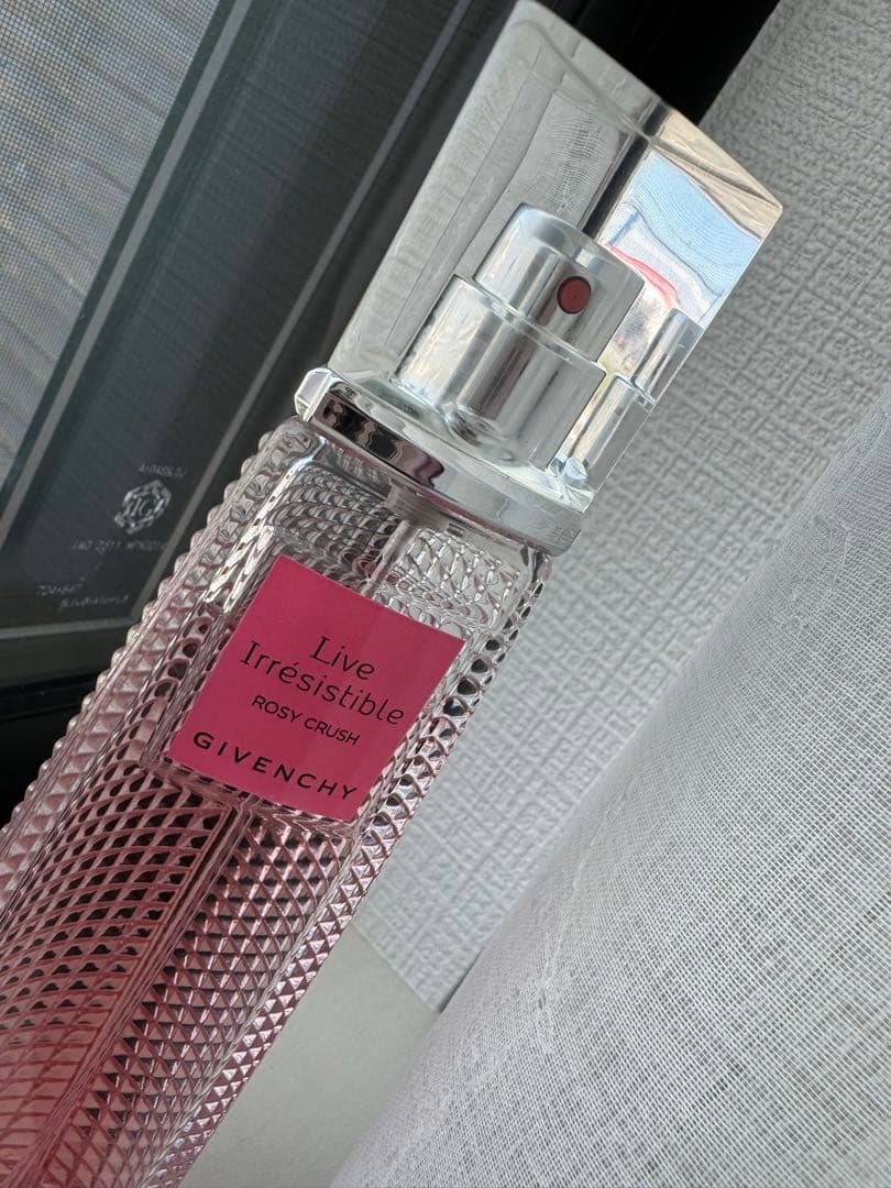 ジバンシィ香水「リヴ イレジスティブル ロージークラッシュ」75ml