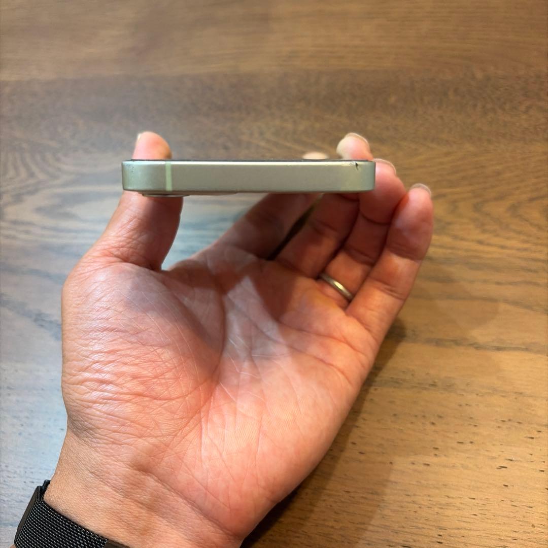 シルバー スマートフォン 本体