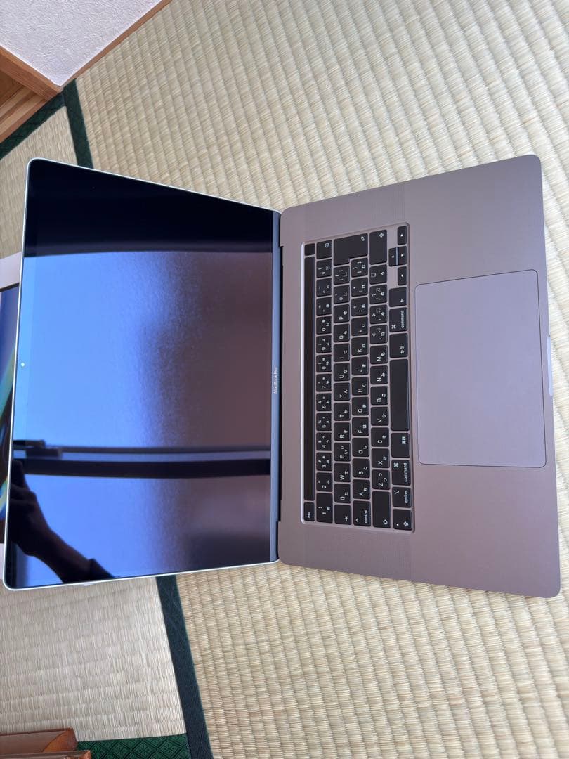MacBook Pro i9 2019 美品 充放電回数：18回