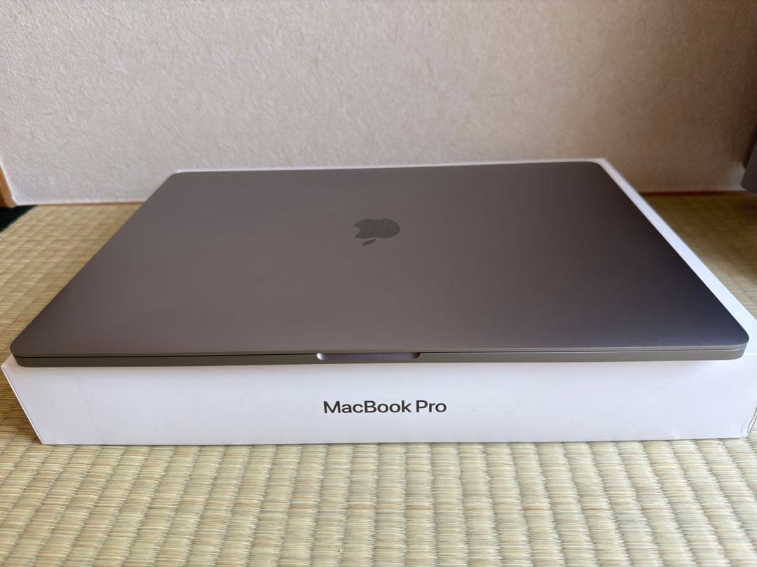 MacBook Pro i9 2019 美品 充放電回数：18回