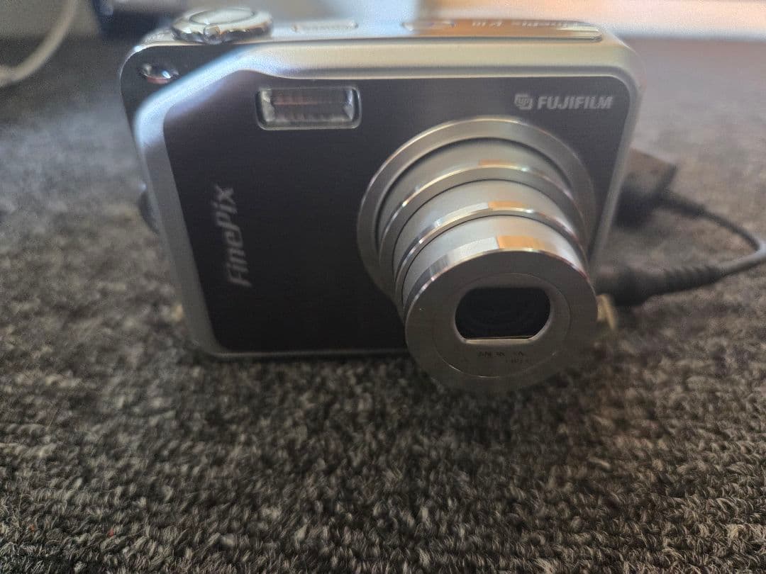 ★良品★デジカメ FUJIFILM FinePix V10 メタリック シルバー