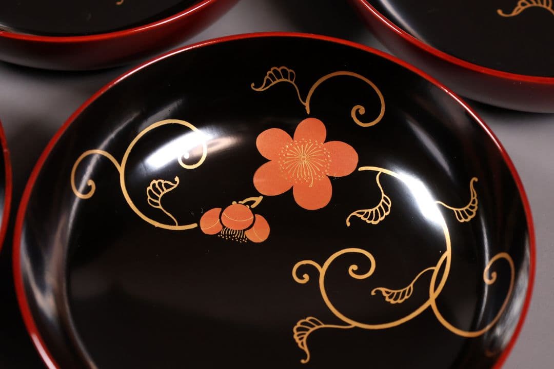 【MA489】漆芸 木製漆器 梅唐草蒔絵 木皿 五客 11.9cm 黒塗 溜塗