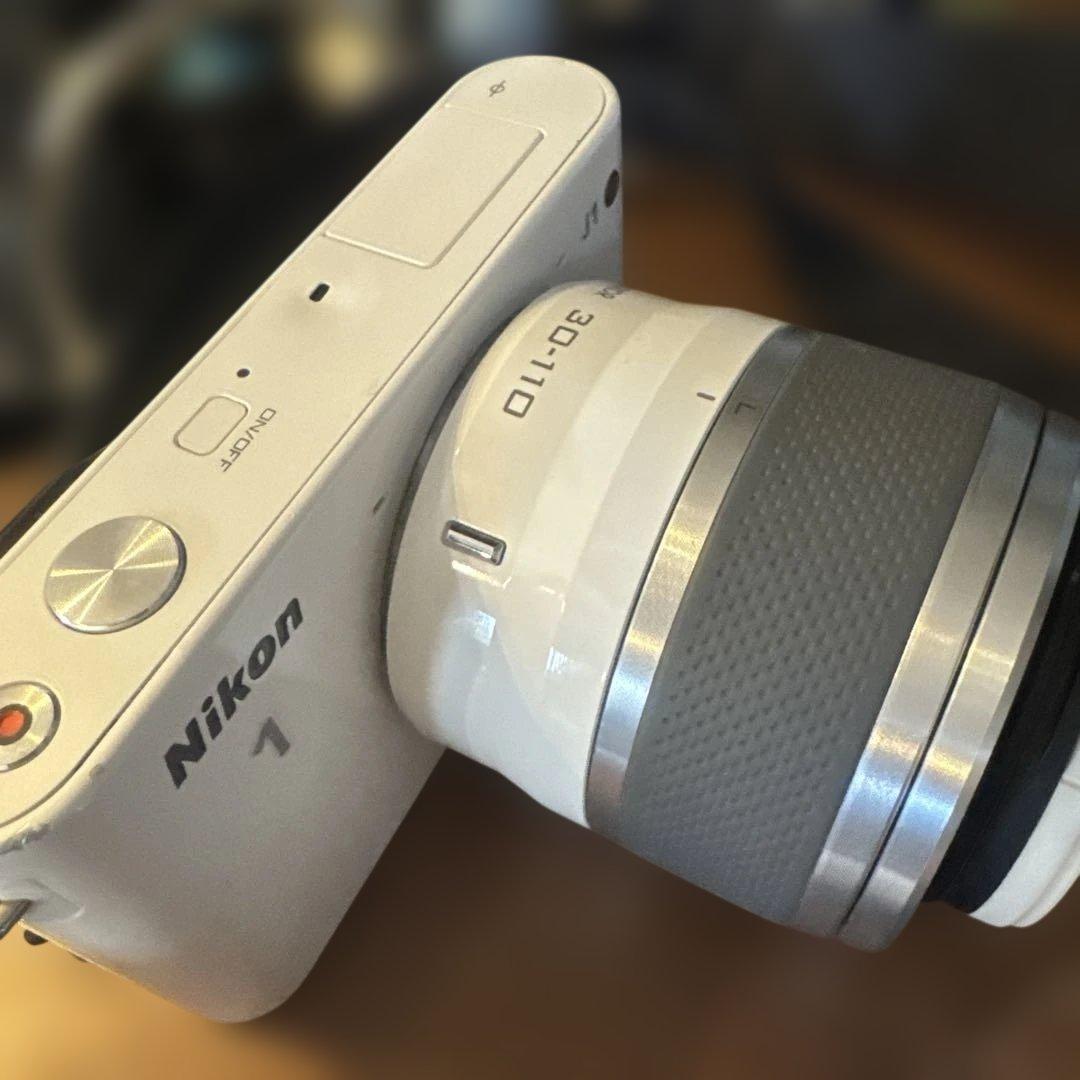 Nikon 1 J2 ミラーレス　カメラ　白　デジタル