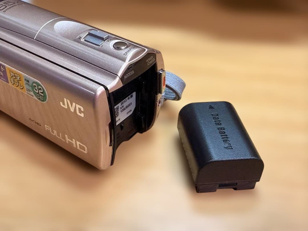 JVC ビデオカメラ　GZ-E565-N