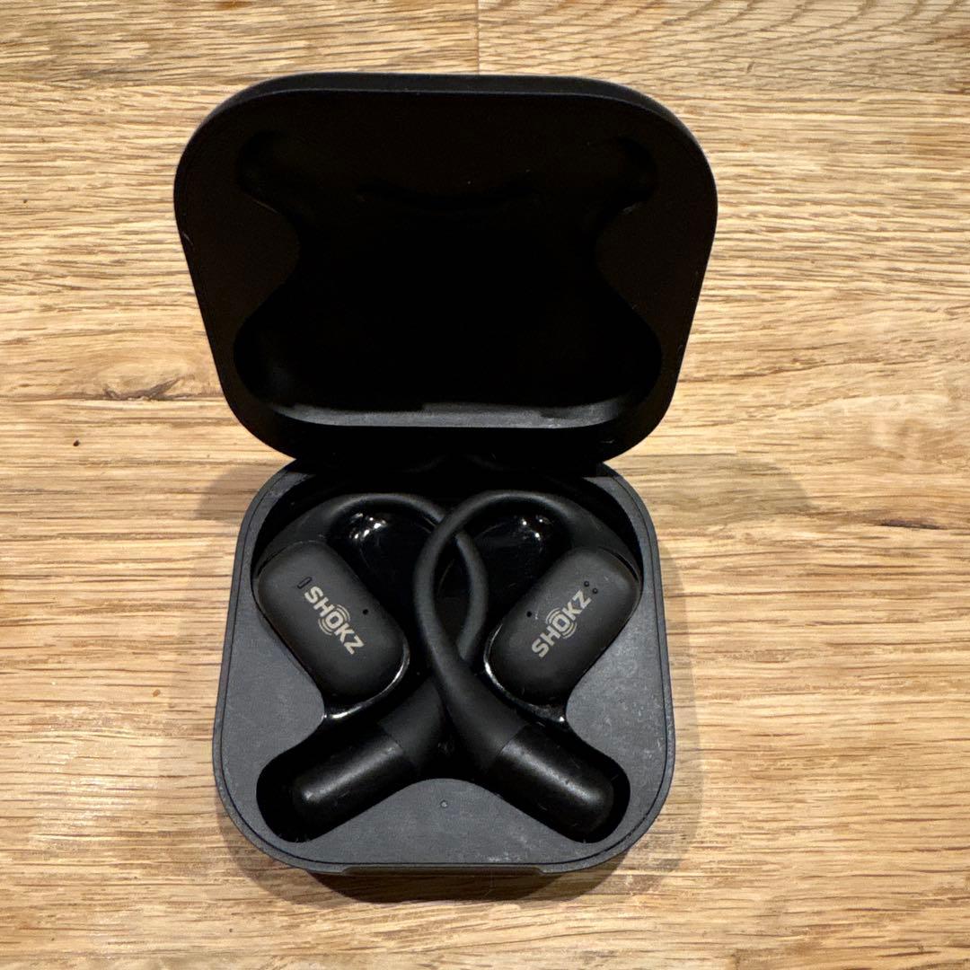 SHOKZ ワイヤレスイヤホン ブラック 充電ケース付き OpenFit