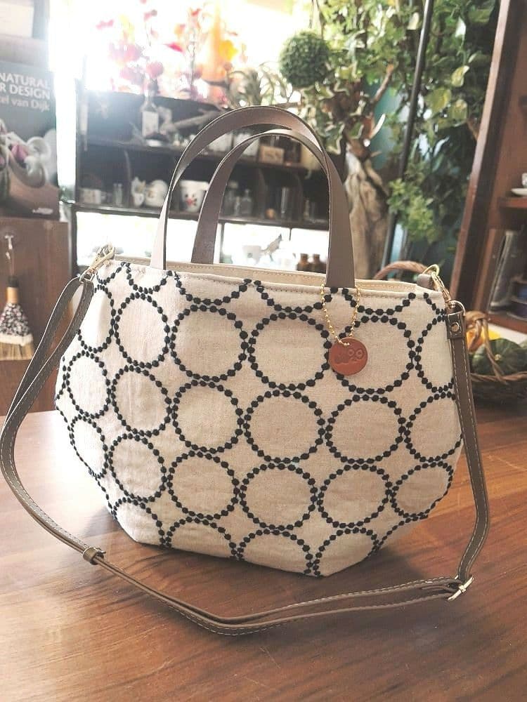 『丸みを帯びた2wayトートバッグ 』（L）ショルダーストラップ付き