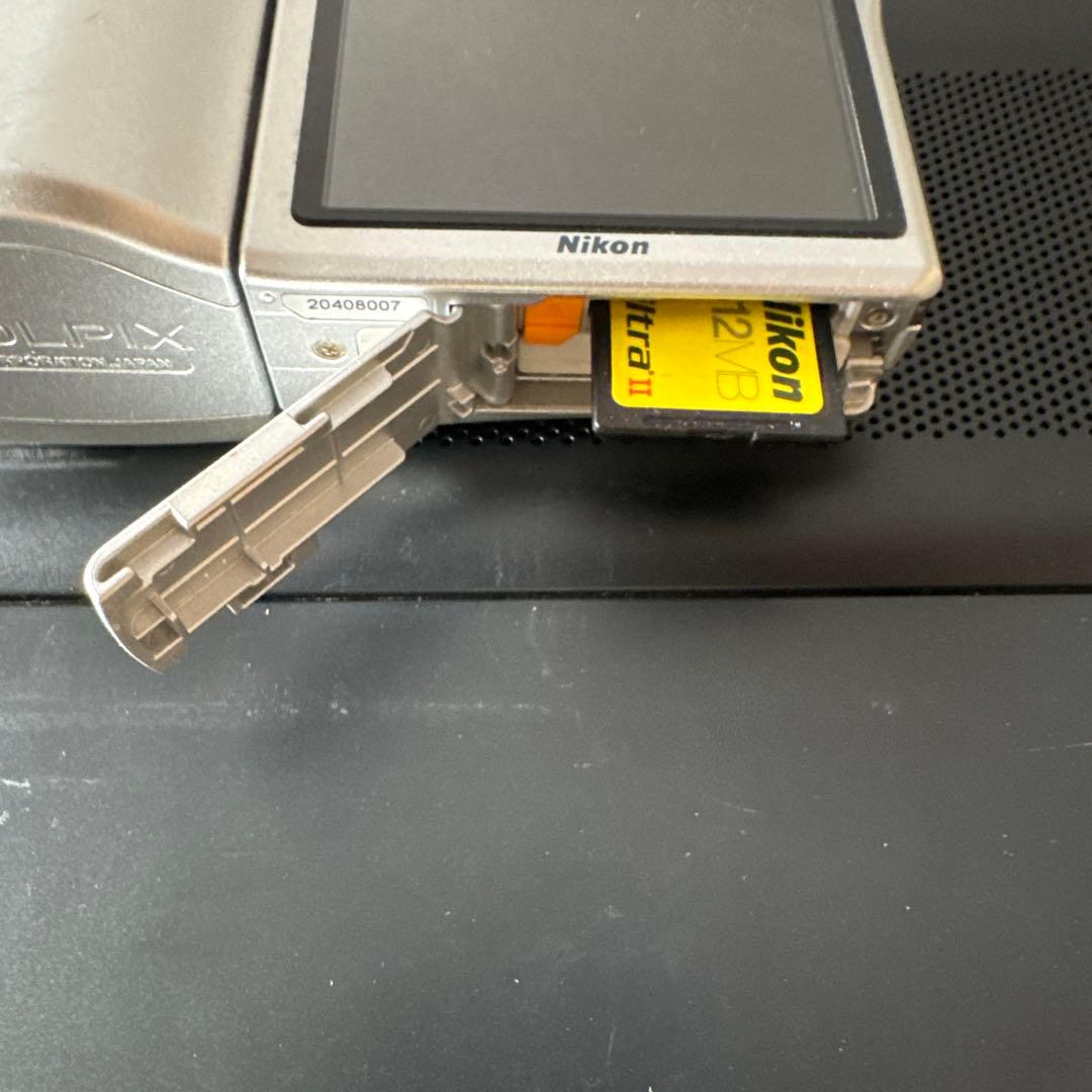 Nikon Coolpix シルバー デジタルカメラ