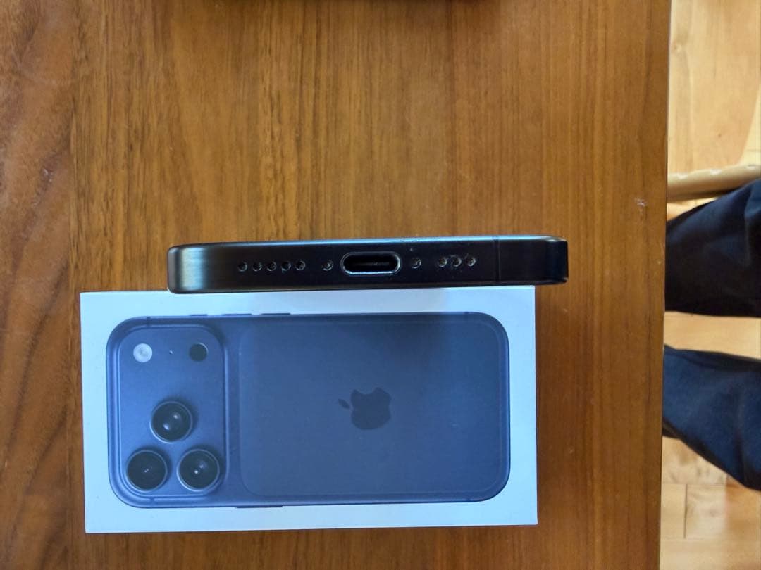 【美品】iPhone 15 Pro 256GB ブラックチタニウム 箱あり