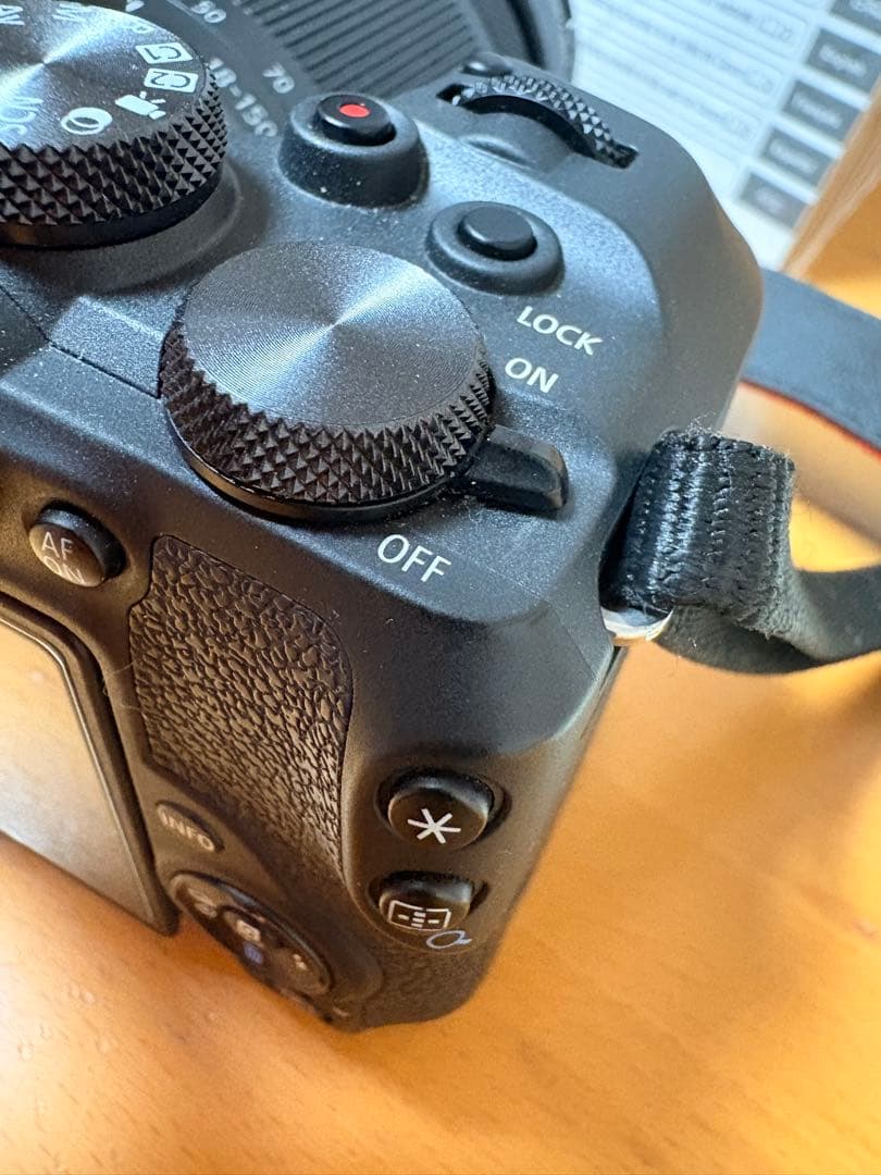EOSR10,RF-S18-150mm,純正バッテリ×4,カメラケースフィルタ付