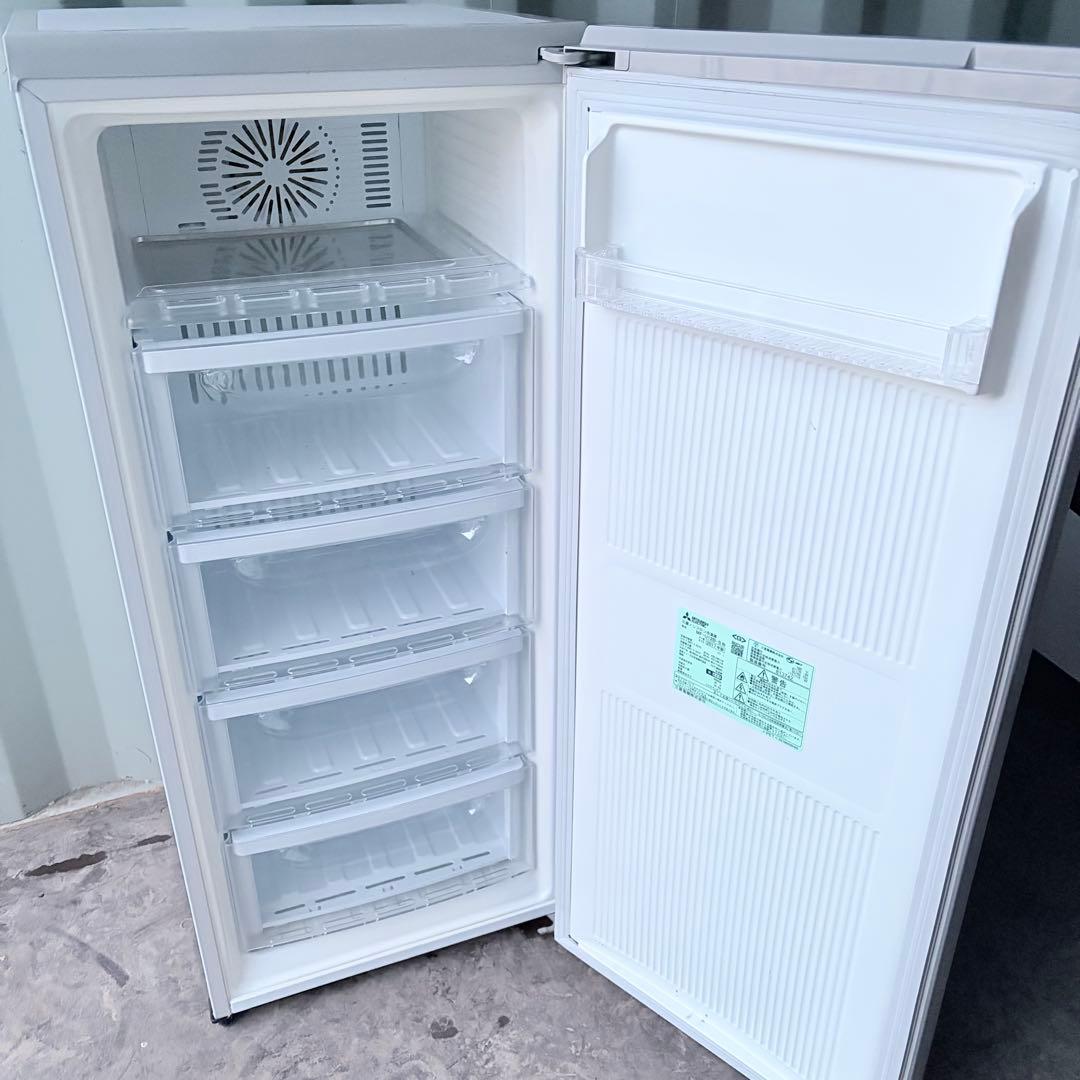 運搬取付無料！シルバー純正三菱自動霜取フラットなスタイリッシュ冷凍庫！完動美品！