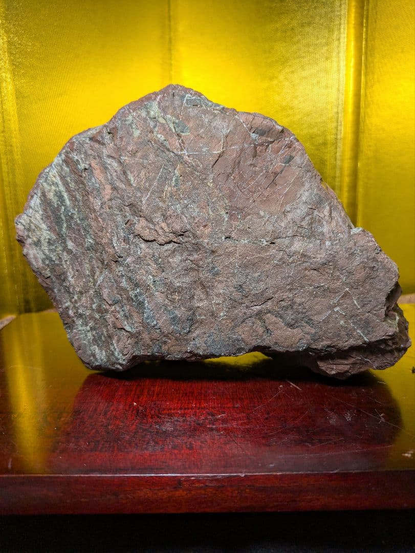 赤石 原石 約1.87kg 天然石 自立 未加工 2種層跨ぎ 水石 希少 レア