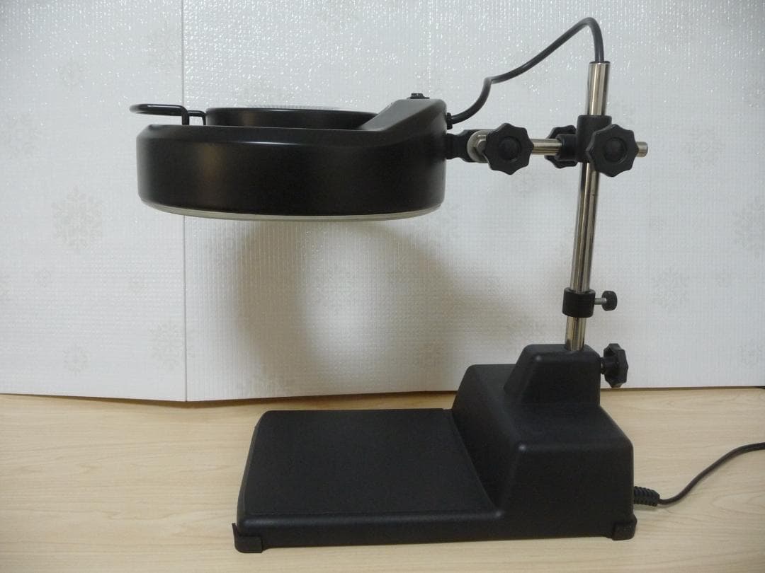 照明付き拡大鏡　テーブルスタンド式　E-127