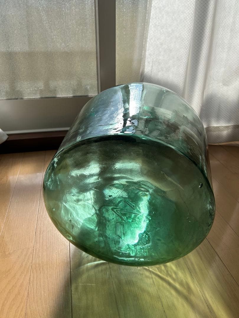 透明緑色ガラス容器